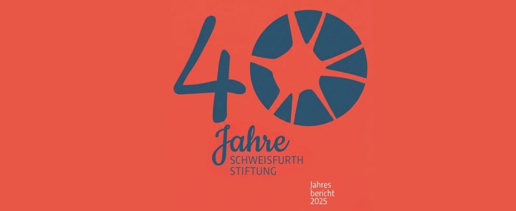 Logo der Schweisfurth Stiftung auf rotem Untergrund: der Jahresbericht der Schweisfurth Stiftung mit Inhalten zum 40. Jubiläum der Stiftung ist da!
