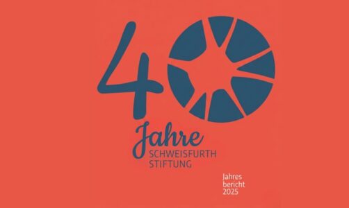Logo der Schweisfurth Stiftung auf rotem Untergrund: der Jahresbericht der Schweisfurth Stiftung mit Inhalten zum 40. Jubiläum der Stiftung ist da!