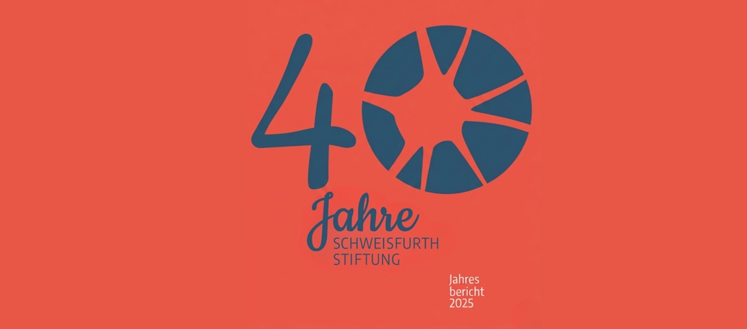 Logo der Schweisfurth Stiftung auf rotem Untergrund: der Jahresbericht der Schweisfurth Stiftung mit Inhalten zum 40. Jubiläum der Stiftung ist da!